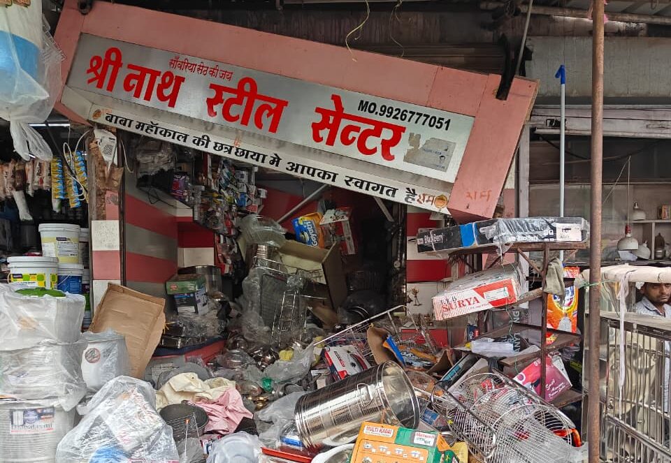 इंदौर में सिलेंडर ब्लास्ट, 3 लोग घायल: द्वारकापुरी इलाके में अचानक विस्फोट, दुकान का सामान उड़ा बाहर