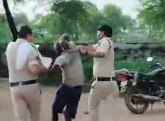 रीवा में खाद वितरण केंद्र पर आदिवासी किसान की पुलिस ने पिटाई, वीडियो वायरल