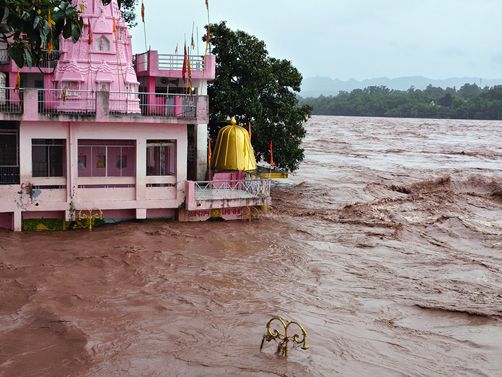 दिल्ली में यमुना का पानी आया सड़कों पर, एमपी के उज्जैन में घाट के पास मंदिर डूबा
