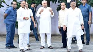 सीएम आवास के बाहर JDU नेताओं का धरना, टिकट बंटवारे में भेदभाव का लगाया आरोप